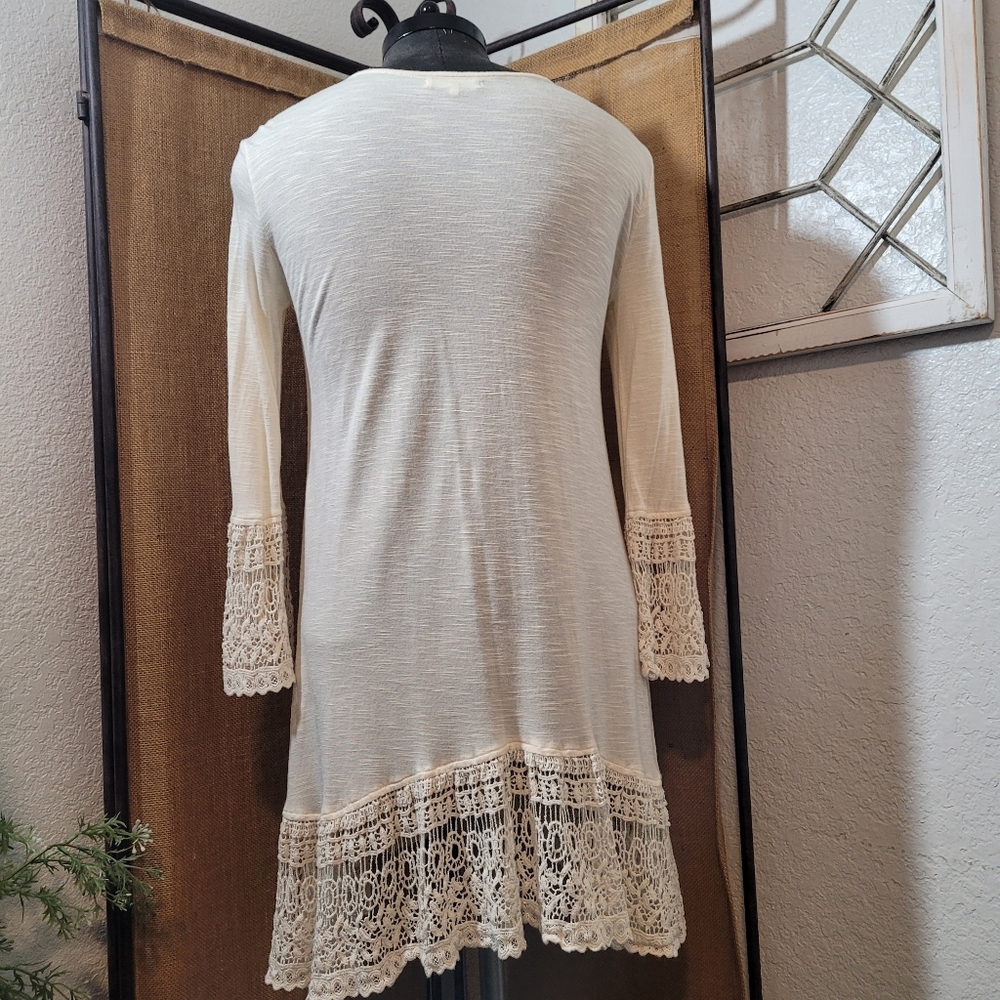 Indigo Soul Cream Lace Trim   High-low Top with 3/4 Sleeves and a Flowy Fit SZ M - Picture 4 of 9